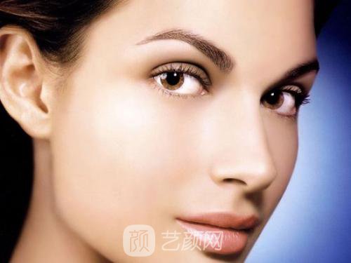 假體隆鼻后，同事都說我像混血兒