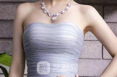 隆胸后，你會(huì)給你的胸部打多少分？