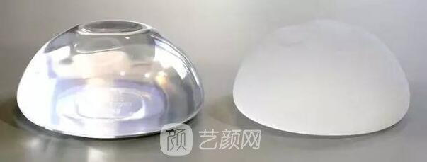 假體隆胸和真胸的區(qū)別大嗎？