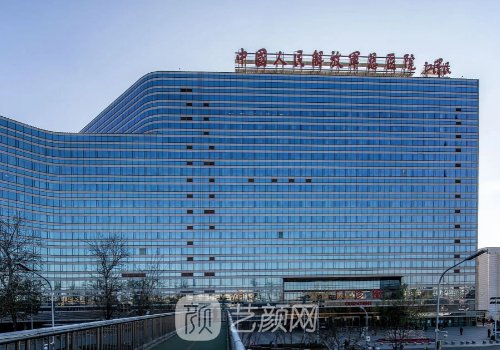 北京301醫(yī)院隆胸專家排名